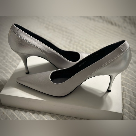 Women’s 9.5 -Vera Wang Matte Satin Heels Silver in color - Picture 3 of 4